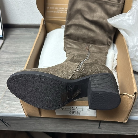 Journee Collection Women's Sana Block Heel Over The Knee Boots - Picture 3 of 6